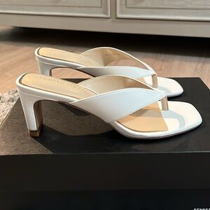 KENNETH COLE MACEN LEATHER THONG SANDAL